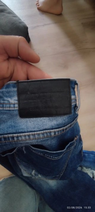 Pantalón Jean Desgastado con Parches
