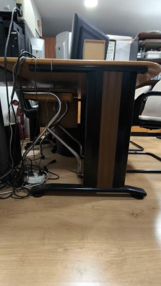 Mesa de oficina de madera y metal