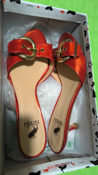 Zapatos de tacón rojos y dorados talla 36