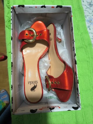 Zapatos de tacón rojos y dorados talla 36