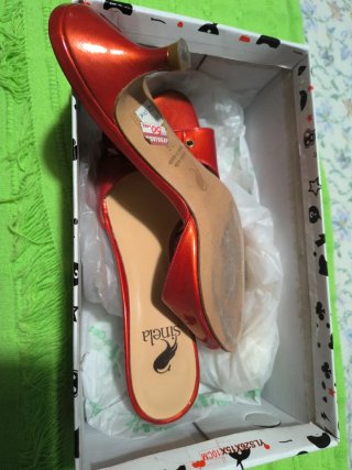 Zapatos de tacón rojos y dorados talla 36