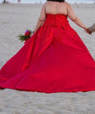 Vestido de Novia Rojo con Encaje y Cola