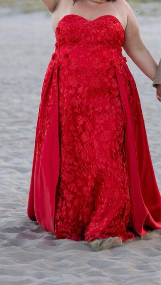 Vestido de Novia Rojo con Encaje y Cola