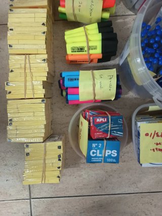 Material de oficina: calculadoras, rotuladores, et