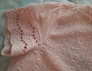 Blusa bordada rosa manga corta