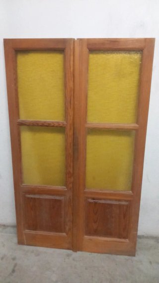 Ventana de madera con cristal amarillo
