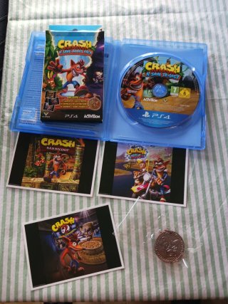 Crash Bandicoot N. Sane Trilogy PS4 +Merchandising