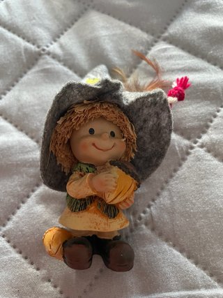 Gnomo decorativo con cappello grigio