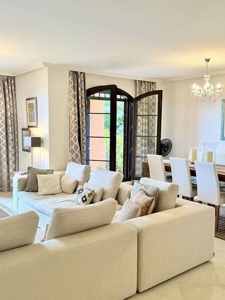 Piso en venta en Los Arqueros-Puerto del Almendro en Benahavís