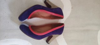 Zapatos tacón Chie Mihara morado y rojo