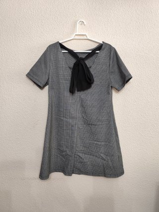 Vestido corto de cuadros gris con lazada negra