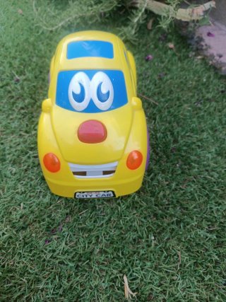 Coche de juguete amarillo