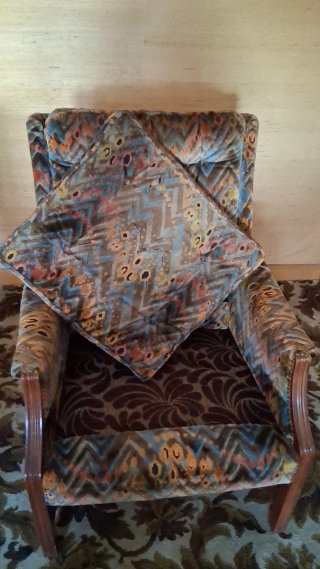 Pareja de butacas de tela y madera
