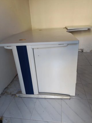 Mesa de oficina gris y blanca