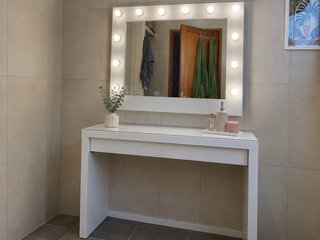 Tocador Blanco Ikea con Espejo y Luces LED