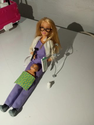 Muñeca Barbie Doctora con Bebé y Accesorios