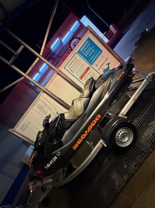 Moto de agua Sea-Doo GTX negra y naranja