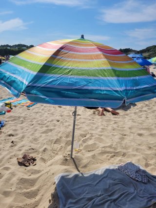 Sombrilla de playa multicolor con protección solar