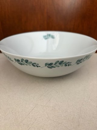Cuencos de porcelana con ramas verdes