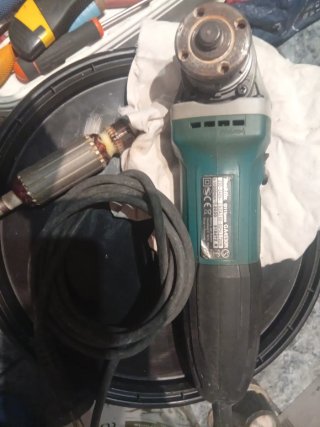 Amoladora Makita con repuestos