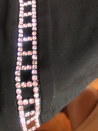 Camiseta elástica negro adorno con pedreria en ros