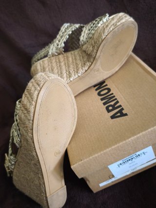 Sandalo con zeppa dorata intrecciata
