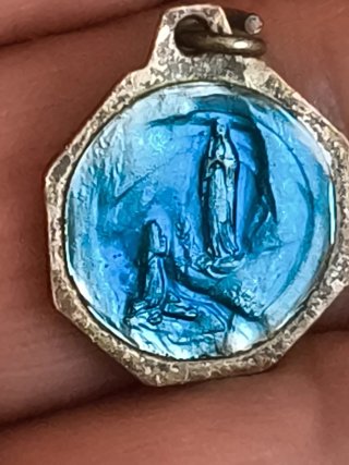 MEDALLA ANTIGUA VIRGEN LOURDES HEXAGONAL NÁCAR