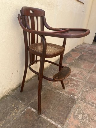 Trona antigua de madera