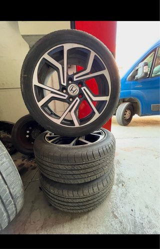 Llanta de aluminio Honda con neumático 205-50-17