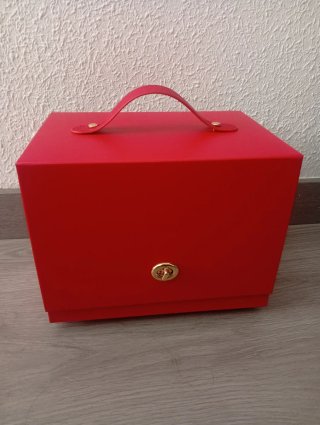 Joyero rojo con asa y cierre dorado