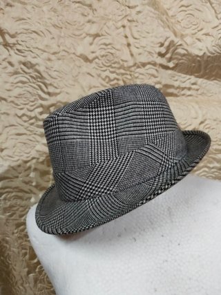 Cappello vintage a quadri grigio e nero