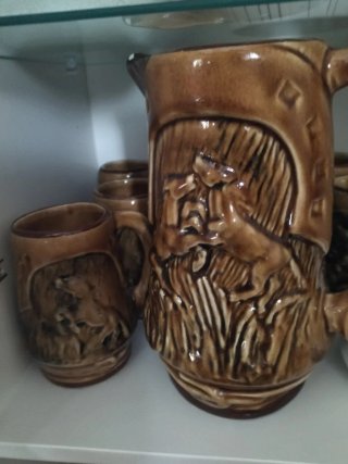 Jarra y vasos de cerámica