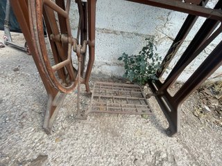 Mesa antigua de madera con máquina de coser