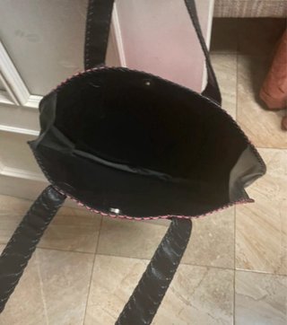 Bolso redondo piel rosa.