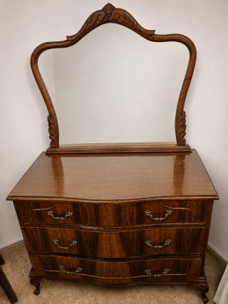 Cómoda antigua con espejo de madera
