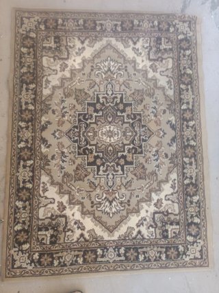 Alfombra beige y marrón con diseño