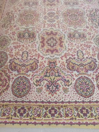 Alfombra de diseño clásico beige y rojo