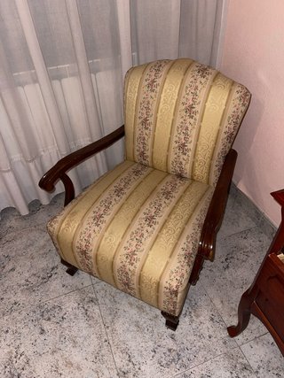 Sillón de tela con brazos de madera