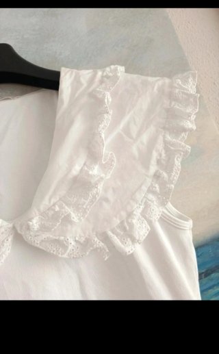 Top Zara con cuello volantes