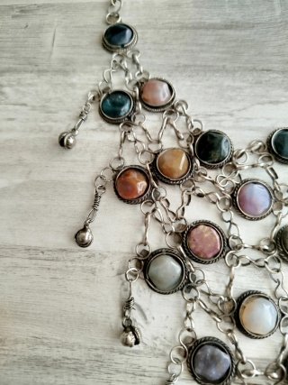 Collar artesanal piedras multicolor plateado