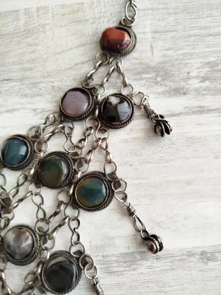 Collar artesanal piedras multicolor plateado