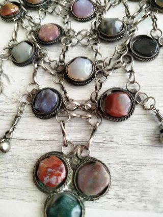 Collar artesanal piedras multicolor plateado