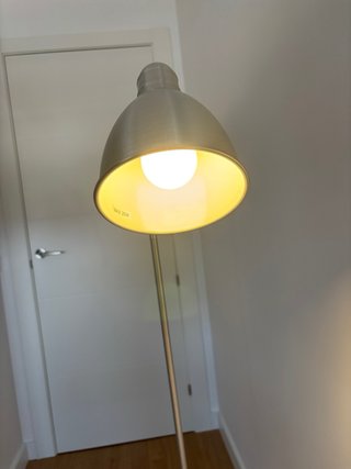 Lámpara de pie IKEA metálica