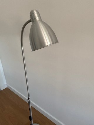 Lámpara de pie IKEA metálica