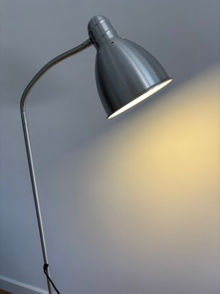 Lámpara de pie IKEA metálica