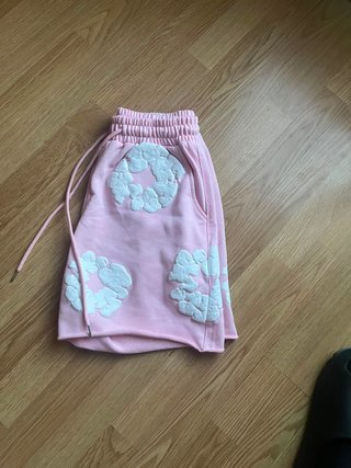 Denim Tears Shorts Rosados con Logo Blanco