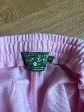 Denim Tears Shorts Rosados con Logo Blanco