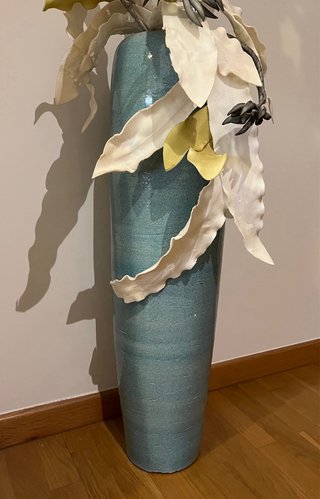 Jarrón alto cerámica azul y flores