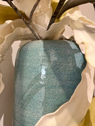 Jarrón alto cerámica azul y flores