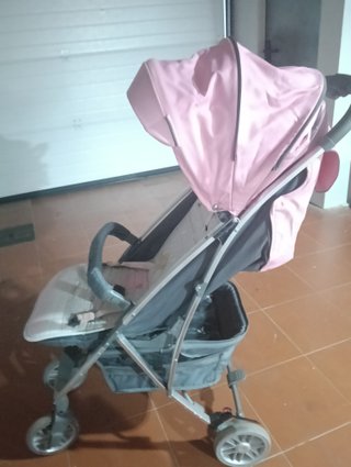 Carrito de bebé y niña